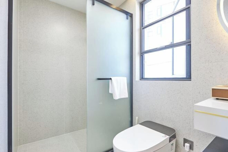 Bathroom 3, Otter Home, Zhoushan