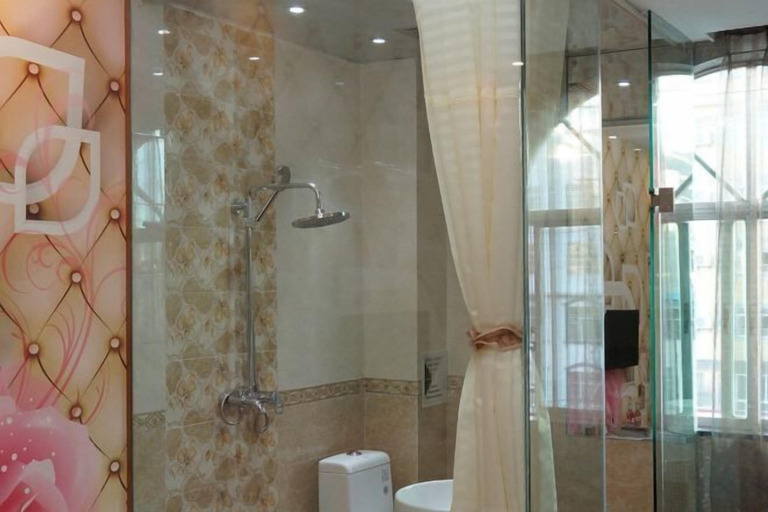 Bathroom 5, Shiping Jinbi Hotel, Honghe Hani and Yi