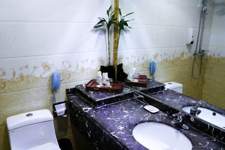Bathroom 4, Hongrui Holiday Hotel, Linxia Hui