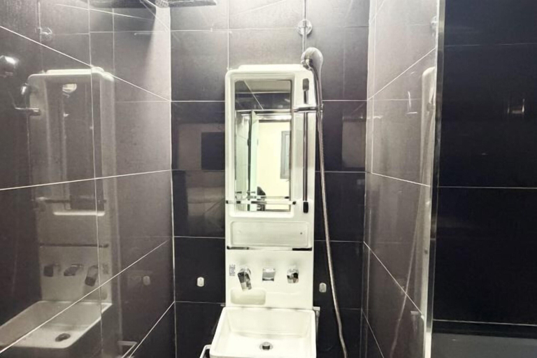 Bathroom 4, Carlton Hotel, Nam