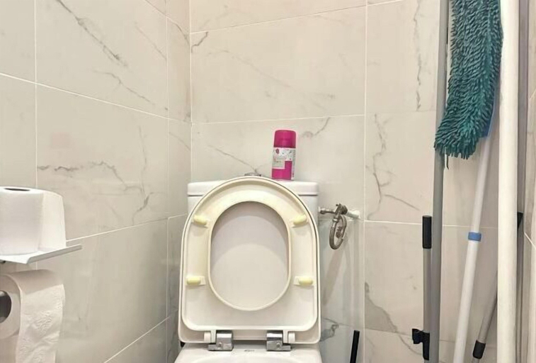 Bathroom, Chic & Modern Studio in Centre Paris Rambuteau, Paris