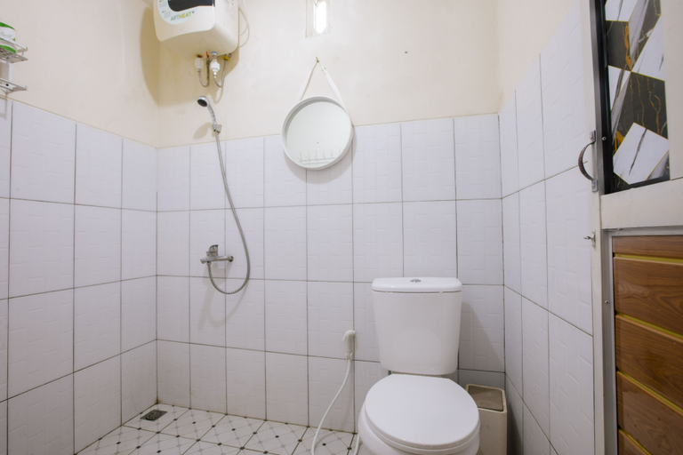 Bathroom 4, Villa New D'bamboo by Plesirhatiyogya, Bantul