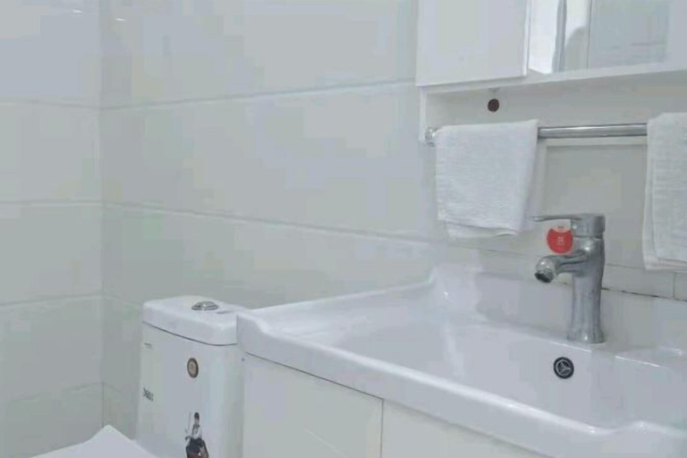 Bathroom, Home Inn Huayi Hotel (Changdao Scenic Area), Yantai