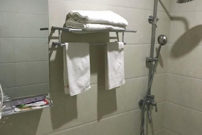 Bathroom, Yue'er Business Hotel, Shanghai