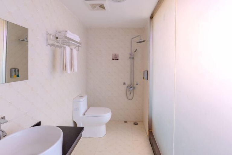 Bathroom, Kaitai Holiday Hotel, Qiandongnan Miao and Dong