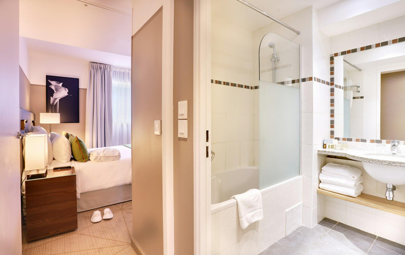 Bathroom 5, Fraser Suites Harmonie, Paris La Défense, Hauts-de-Seine