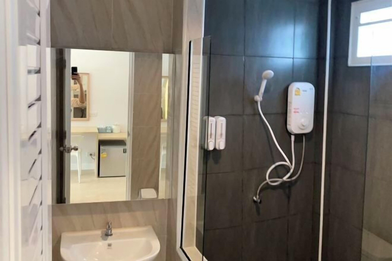 Bathroom 5, Thong Prachok Hotel, Muang Sakon Nakhon