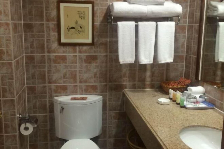 Bathroom, Yannanfei Weilong Hotel, Meizhou