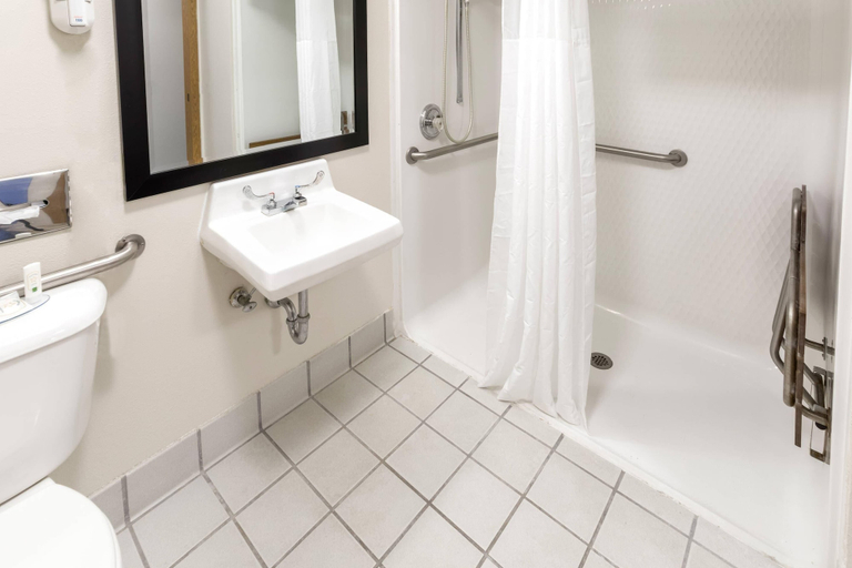 Bathroom 4, Quality Inn Rochelle, Ogle