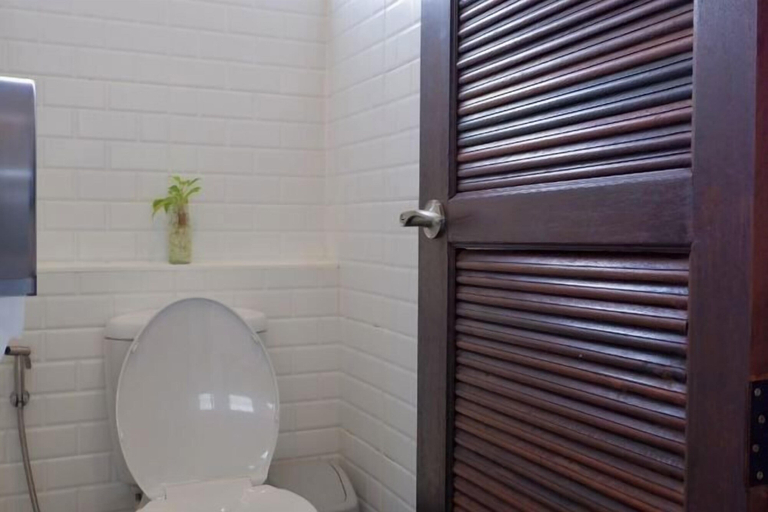 Bathroom 3, Red Panda Hostel & Cafe, Muang Chiang Mai