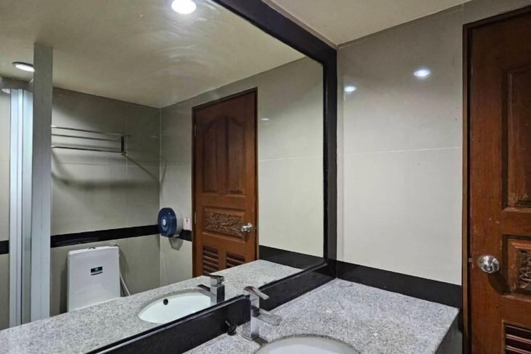 Bathroom 5, Boutique Bravo Hotel, Pattaya