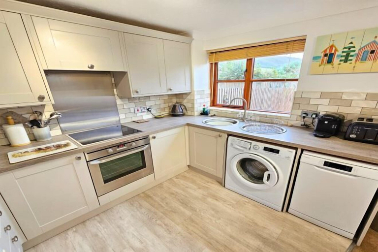 Room 4, Cockleshell Croyde Sleeps 4 By the Seaside, Devon