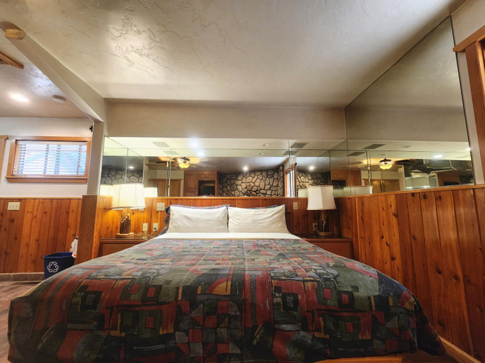 Bedroom 4, Creek Runner Lodge, San Bernardino
