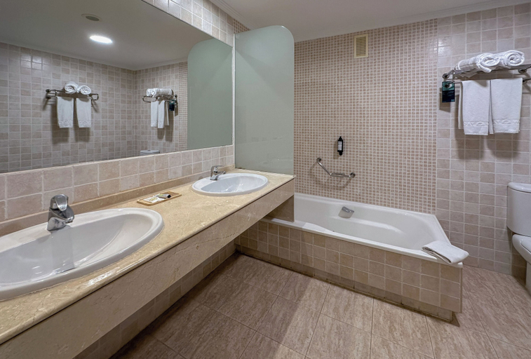 Bathroom 4, Holiday World Riwo, Affiliated by Meliá, Málaga