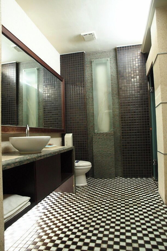 Bathroom 1, Rainbwlake motel, Yulin