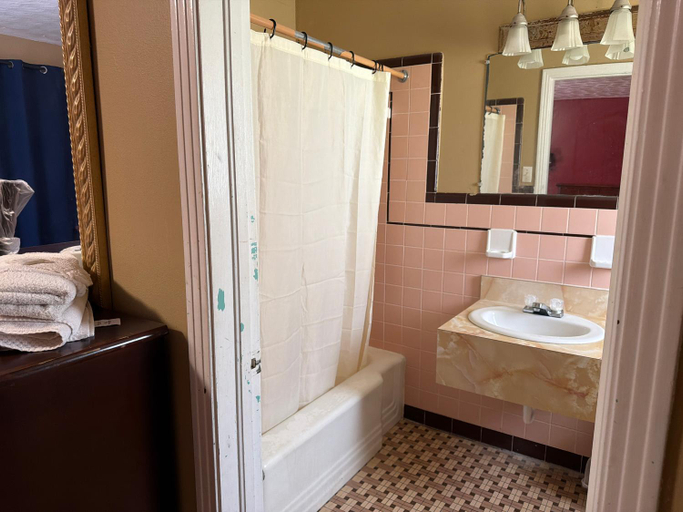 Bathroom 5, Rainbow Fountain Motel, Pasco