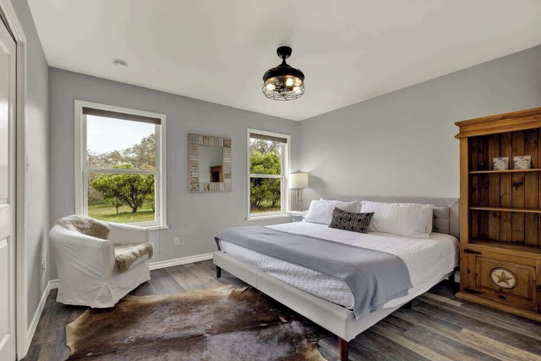 Bedroom 3, Starlight Meadows 3 mi to Downtown W/hot tub, Gillespie
