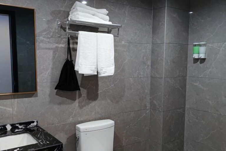 Bathroom 3, Tianhong Hotel, Huanggang