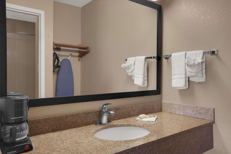 Bathroom 4, Stay Inn & Suites, Lee