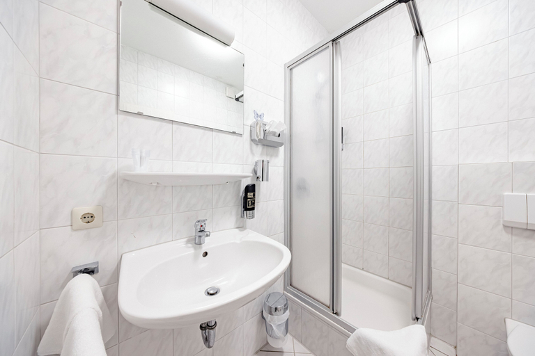 Bathroom 3, Hillerts Hotel, Gütersloh