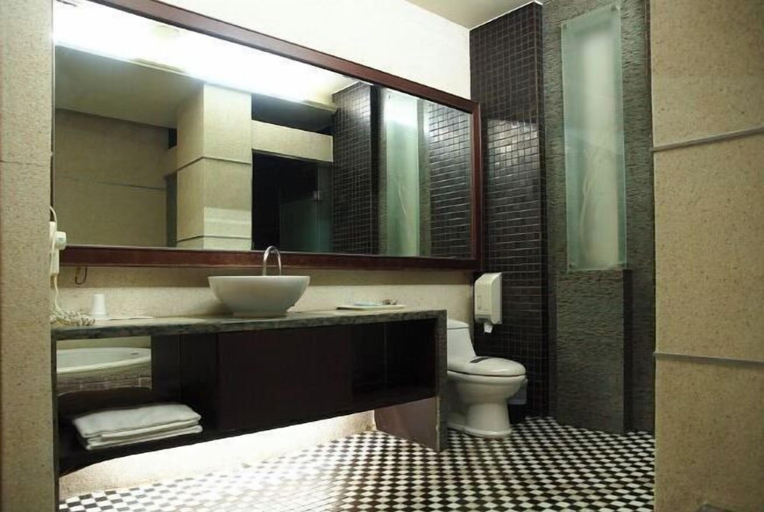 Bathroom 3, Rainbwlake motel, Yulin