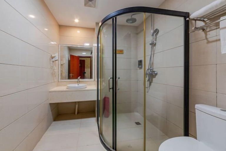 Bathroom 4, Qiongzhong Runfeng Business Hotel, Hainan