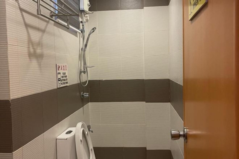 Bathroom 2, 8 ZHENSEN INN, Bacoor