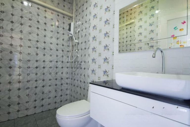 Bathroom 4, The Shark Resort, Pran Buri