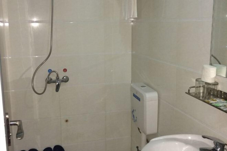 Bathroom, Caizi Hostel, Huangshi