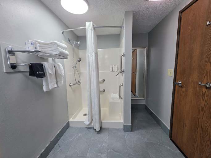 Bathroom 5, Super 8 by Wyndham Emporia, Lyon