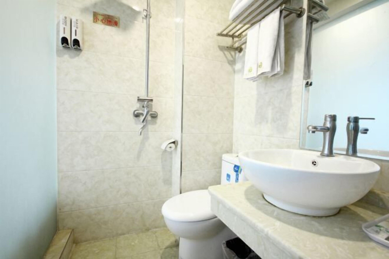 Bathroom 4, Huashan Hualong Hotel, Weinan