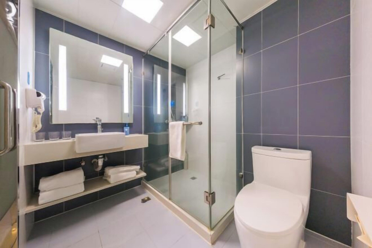 Bathroom 4, HanTing Hotel (Shanghai Xizang North Road Subway Station), Shanghai