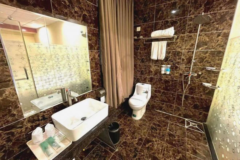 Bathroom 2, Li Yin Business Hotel, Jiangmen