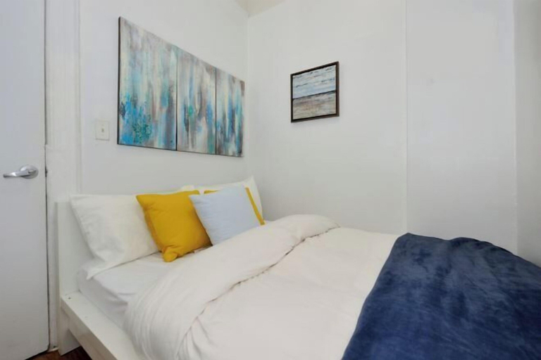 Room 2, Midtown West Furnished Apartment 3Br, New York