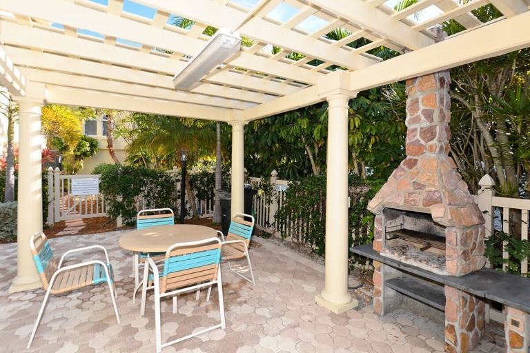 Outdoor dining 4, Holmes Beach Shoreline Suites, Manatee