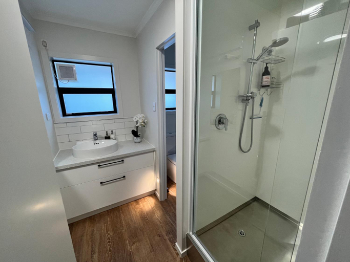 Bathroom, Flat Rock, Mackenzie