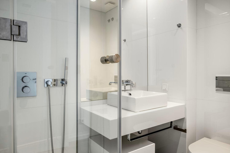 Bathroom 2, Double Room with Private WC in Shared House in Downtown Lisbon, Lisbon