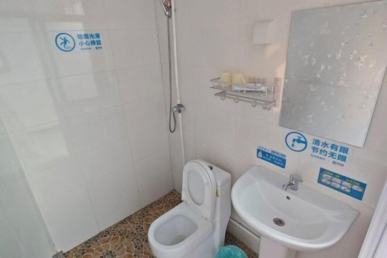 Bathroom 3, Yantai Qianhe Shun Inn, Yantai