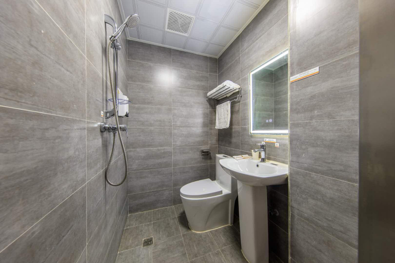 Bathroom 3, Super 8 Hotel Beijing Jiugong Metro Station Vanke Square, Beijing
