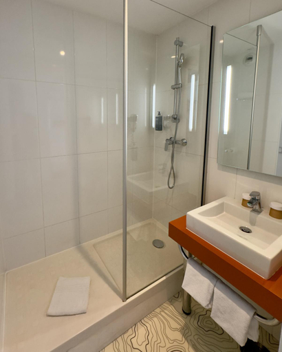 Bathroom 4, Ibis Styles Bordeaux St Medard Hotel, Gironde