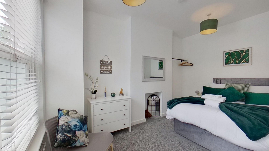 Room 5, Charming 2 Bed Apt with Netflix & Wi-Fi, London