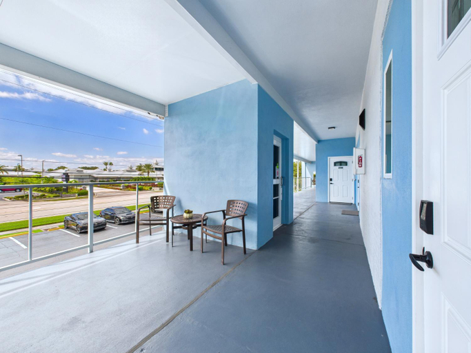 3, Stay, Park & Cruise! Modern Loft by Port -Unit 200, Brevard