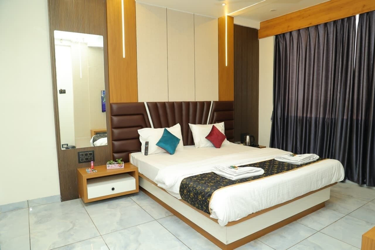 Room 4, SP24 Restaurant and Lodge, Sangli
