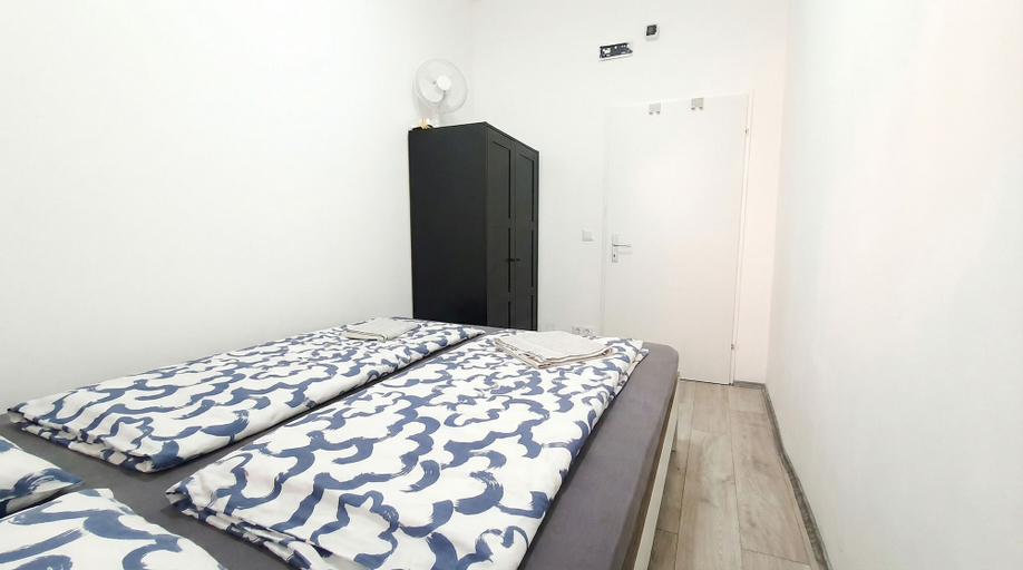 Bedroom 2, Quick Access to Vienna Center - Simple Private Rooms with WIFI, Wien