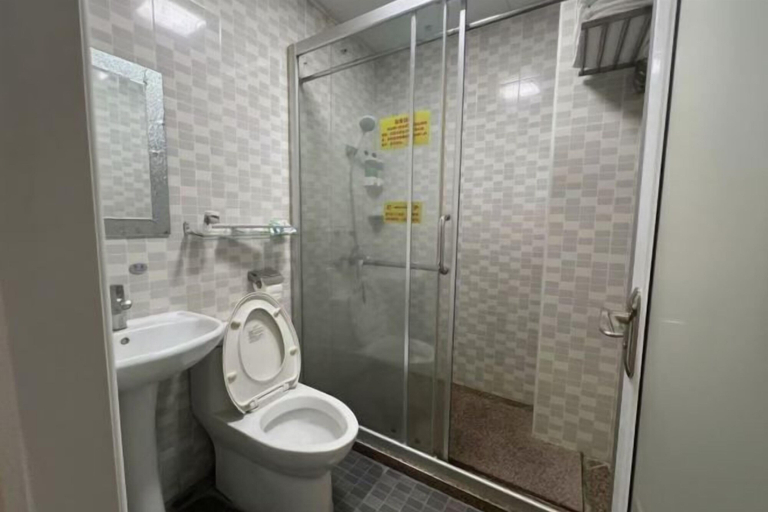 Bathroom 3, Yayuan Hostel, Guangzhou
