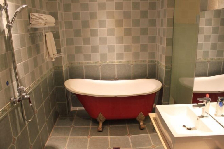 Bathroom 4, Yiyuan Impression Inn, Dali Bai