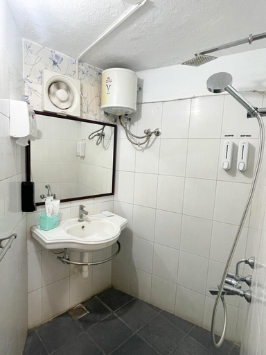 Bathroom 4, Le Clarisse Guest House, Puducherry