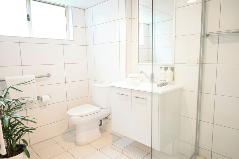 Bathroom 3, Bay Motel, Byron