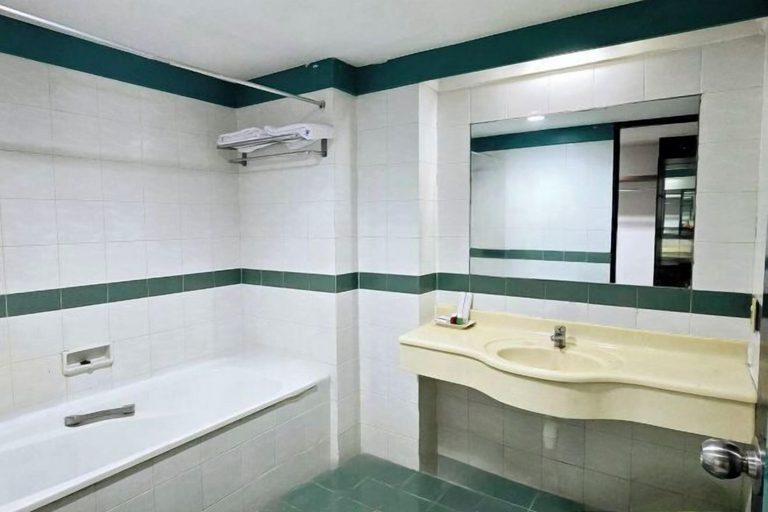 Bathroom 3, Hotel Apita Cirebon, Cirebon