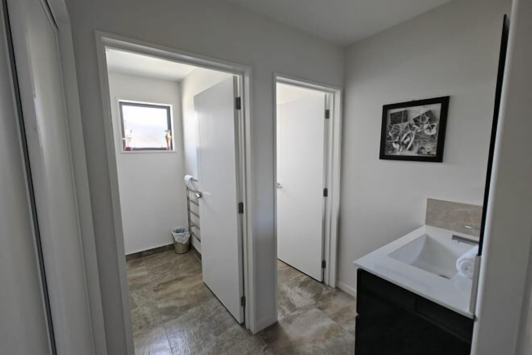 Bathroom 4, Hunter Hunter, Mackenzie